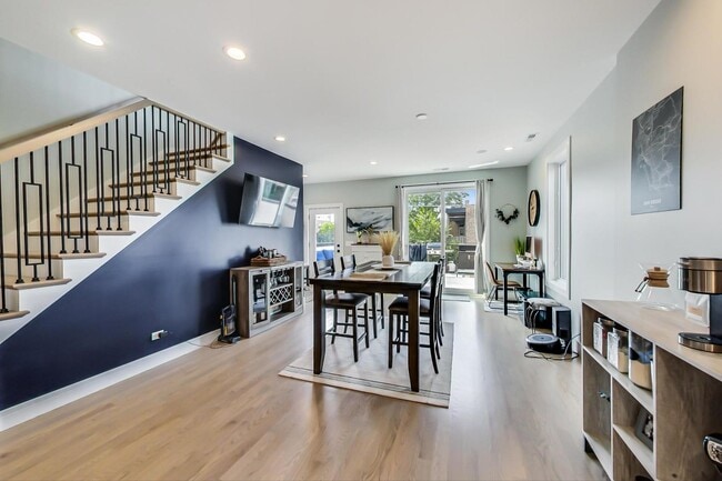 Photo - 2429 W Augusta Blvd