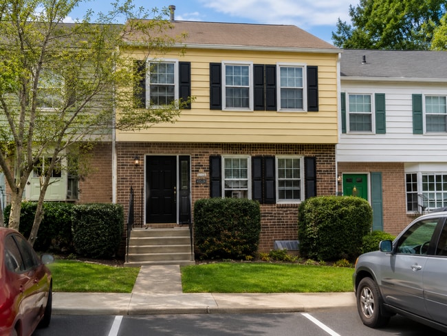 Building Photo - Blacksburg, 3 BR / 2.5 BA Available July 27