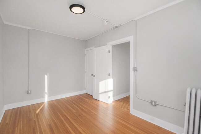 Photo - 601 W 4th St