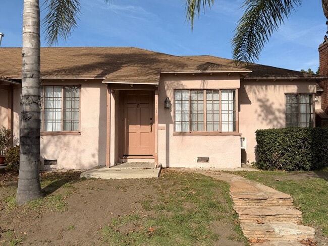 Building Photo - 121 E Garfield Ave Unit 121