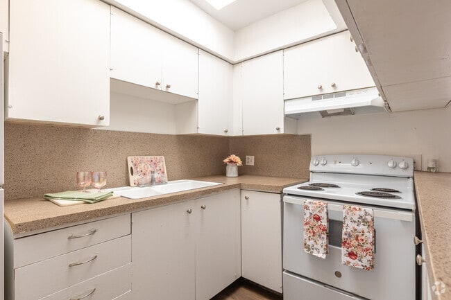 1BR, 1BA - 735SF - Kitchen