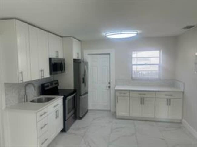Building Photo - 1227 NW 6th Ave Unit A