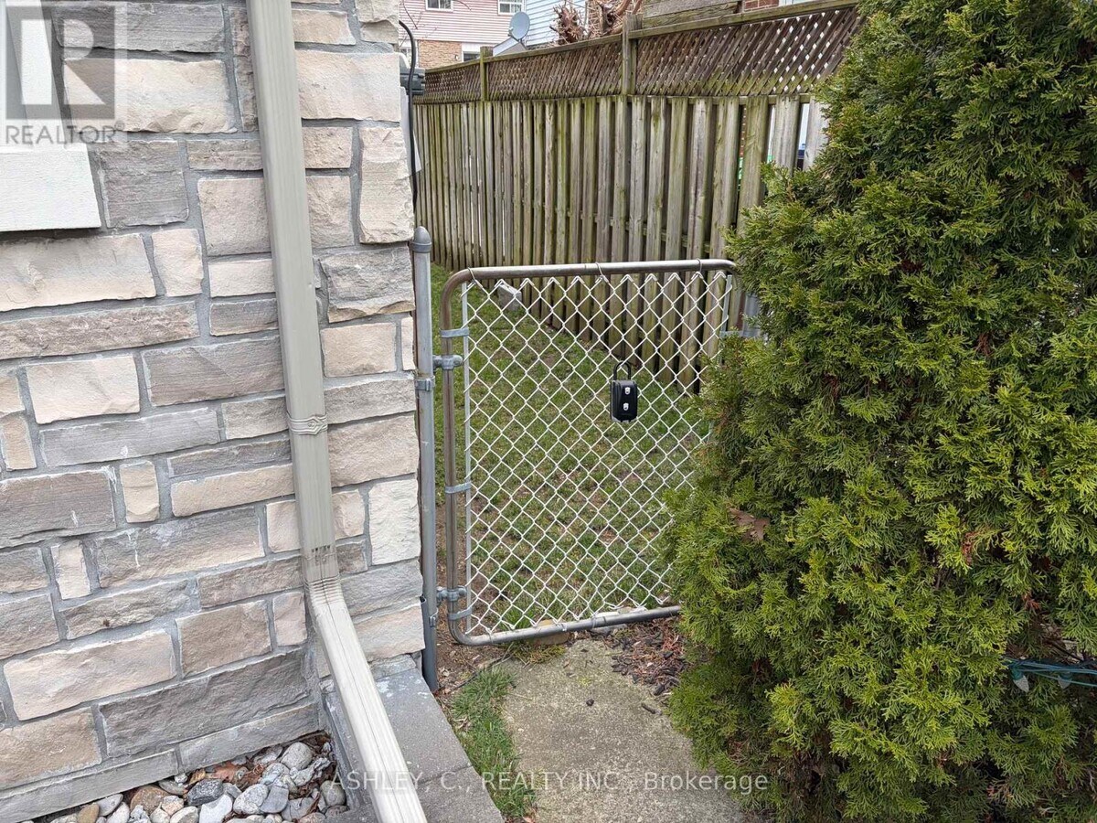 Photo - 267 King St E