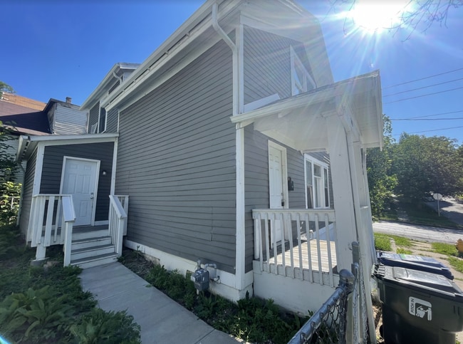 Building Photo - 702 W 7th St Rental
