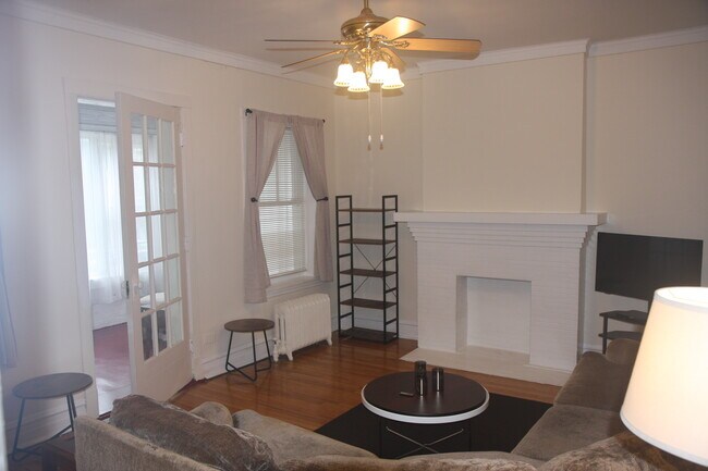 Living room looking towards front enclosed porch - 1415 W Rosemont Ave Apartment Unit 1E