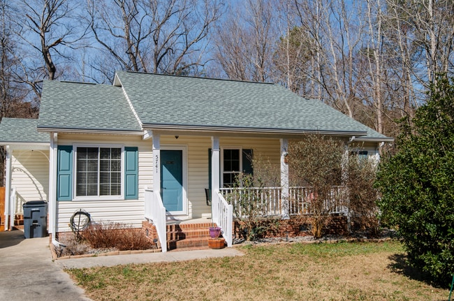 Building Photo - Cozy 3 bedroom home with spacious fenced backyard!