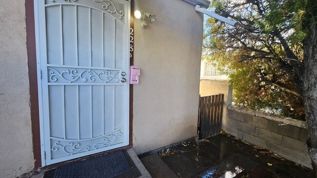 Building Photo - 1 bed with yard! Condo near UNM!