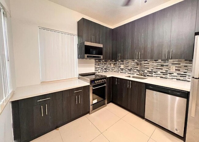 Building Photo - 950 Lake Wyman Rd Unit A