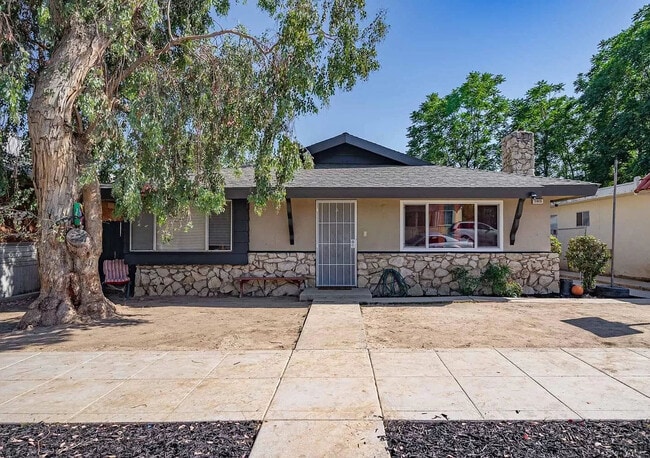 Front - 1015 Pacific St Unit B