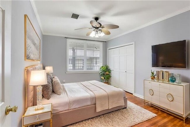 Photo - St Charles Ave 1BR with OFF STREET parking... Unidad 303