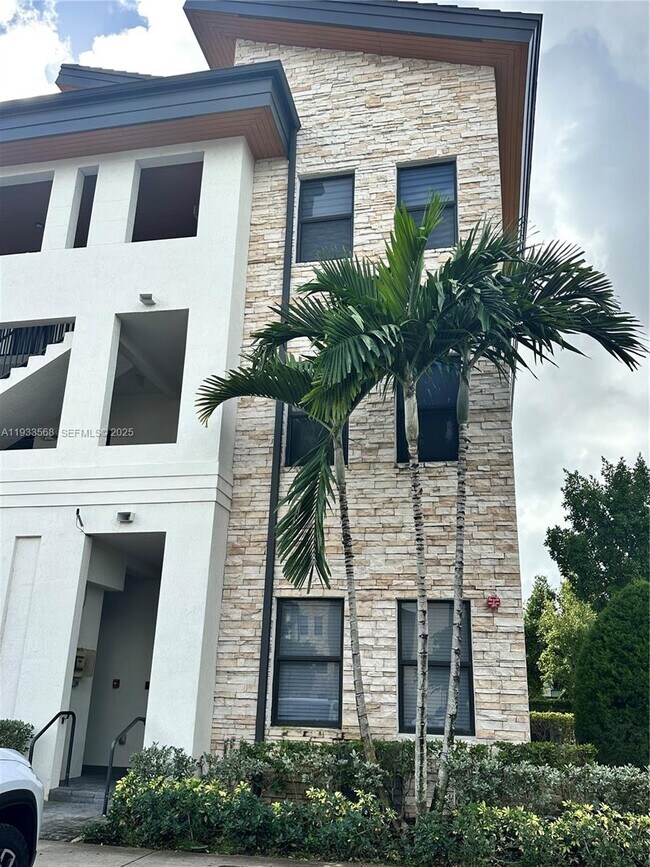 Building Photo - 7815 NW 104th Ave Unit 8