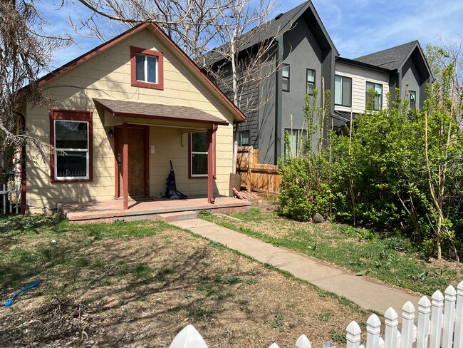 Two Bedroom One Bathroom Duplex in Englewood. - Two Bedroom One Bathroom Duplex in Englewood. House