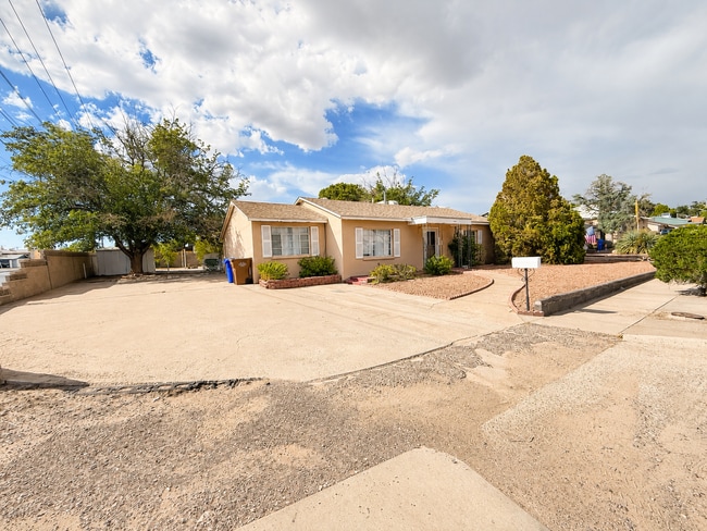 Building Photo - Charming 4 bedroom, near NMSU
