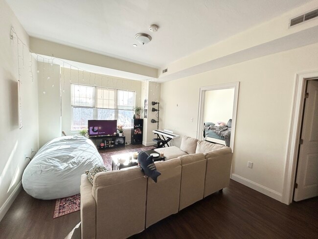 81 Amory St Unit 303