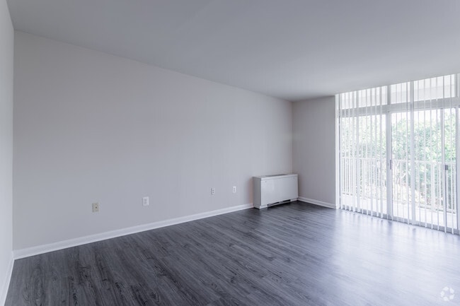 2 BR, 2 BA - 825 SF