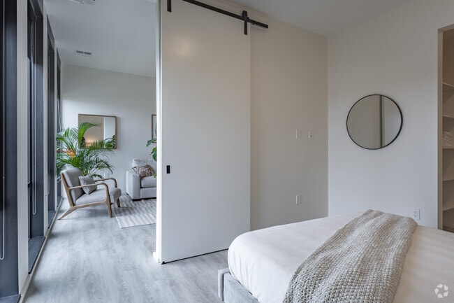 1BD, 1BA - 728SF - ELECTRIC GARDENS