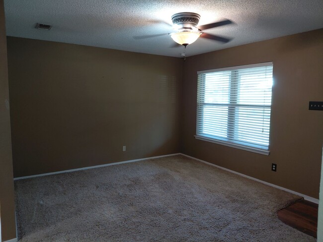 Photo - 4/2 located in Weatherford with Huge shop!