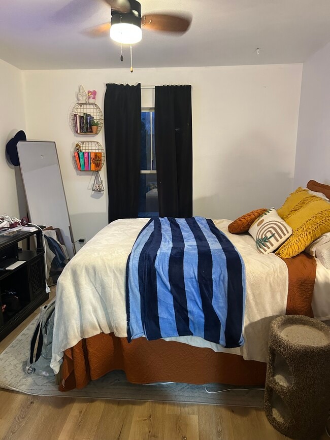 Private bedroom - 529 Mitchell St Unit K-5