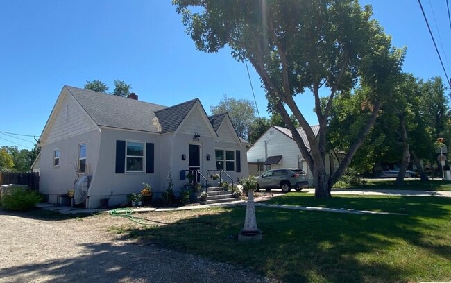 Building Photo - Duplex Close To Everything