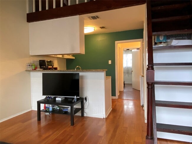 Building Photo - 1905 San Gabriel St Unit 205