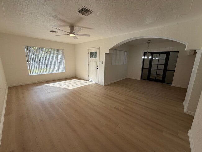 Building Photo - Spacious 4 Bed 3 Bath Single-Level Home | RV Gate | Huge Yard | Bright Open Layout