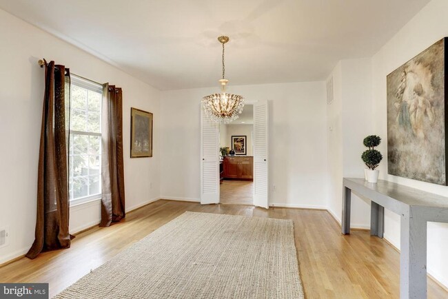 Photo - 10239 Gainsborough Rd