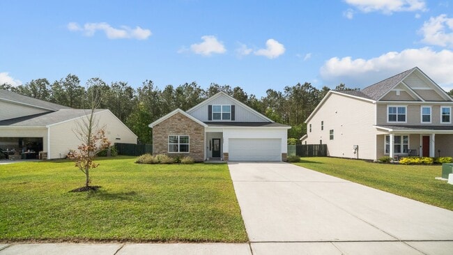 Building Photo - Beautiful 4-Bedroom Home in The Commons Featuring a Convenient Floor Plan