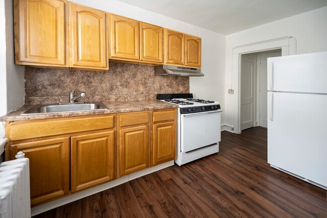 Photo - English Manor Apartments