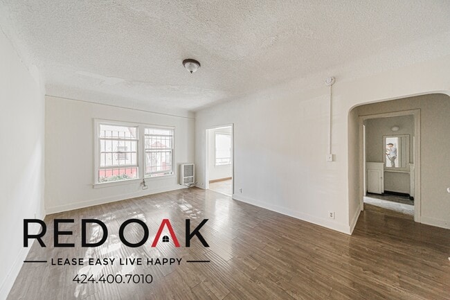 Building Photo - 450 S Kenmore Ave Unit 304