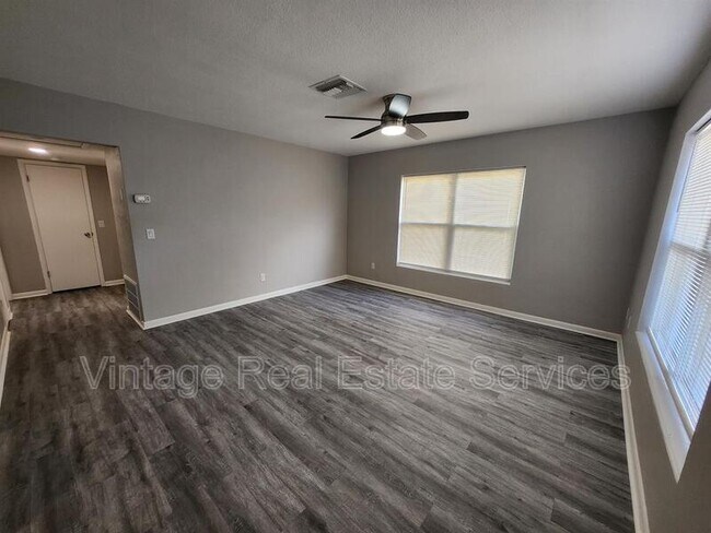 Photo - 304 S Mercury Ave