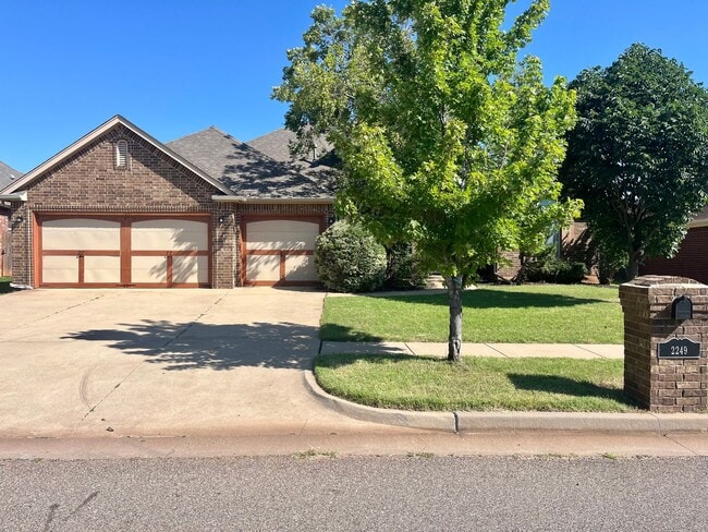 Lovely 4-Bed 2.5-Bath In Edmond - Lovely 4-Bed 2.5-Bath In Edmond House