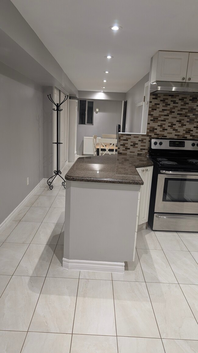 Building Photo - 2430 Kingston Rd Unit Scarborough basement apar