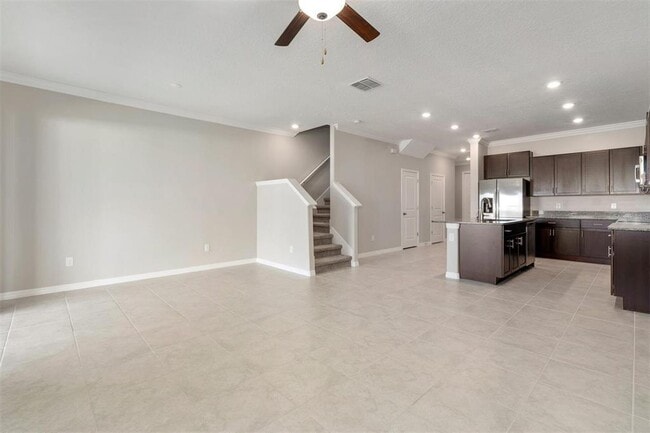 Photo - 31989 Blue Passing Loop