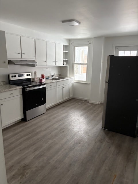 Cocina con puerta al balcón. - 105 W Ridge St