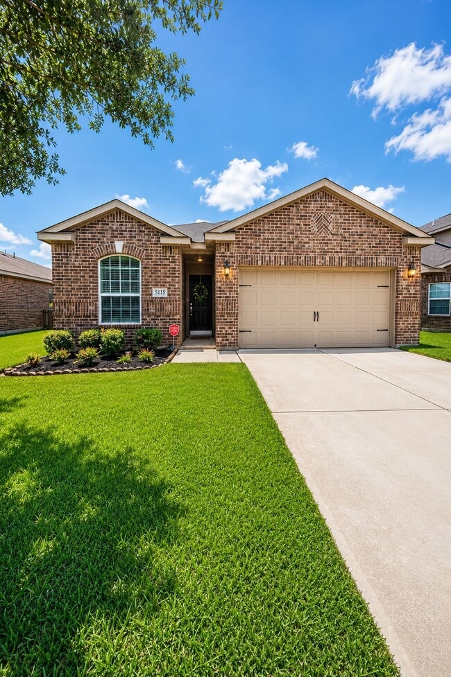 Building Photo - 5115 Harbor Palm Dr