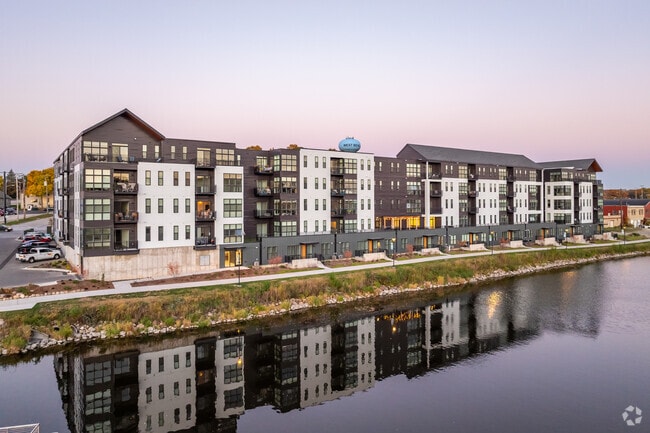 Primary Photo - The District