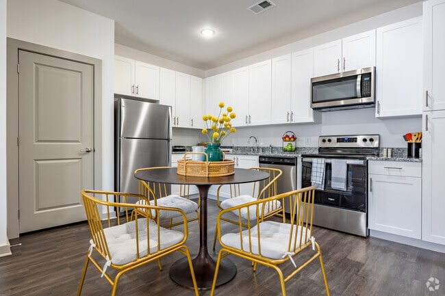 1BR, 1BA - 699SF - Dining Room