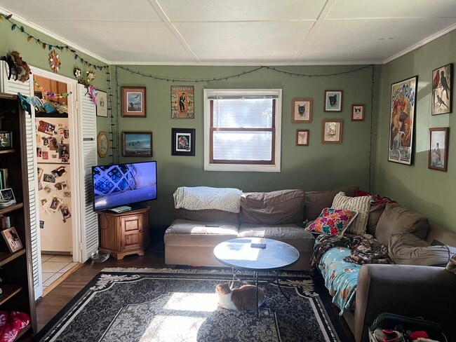 Building Photo - 813 S Mitchell St