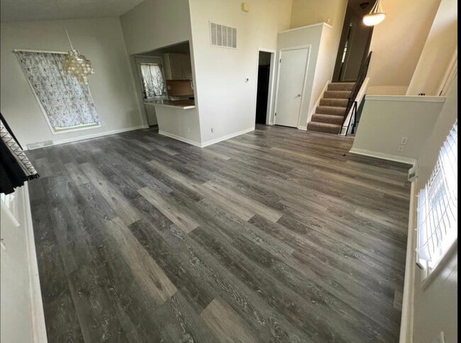 Amplia sala de estar abierta - 6533 Lincoln Ave