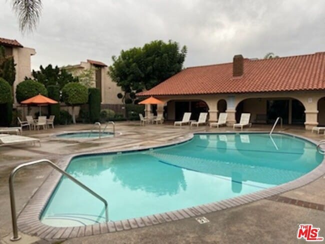 Building Photo - 1711 Grismer Ave Unit 26