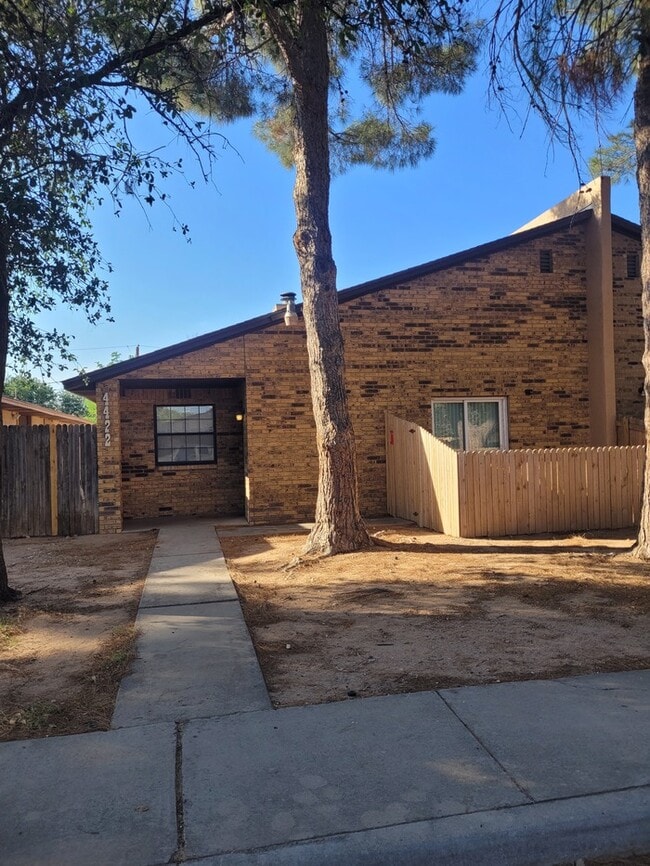 Spacious 3 bed 2 bath townhome! - Spacious 3 bed 2 bath townhome!