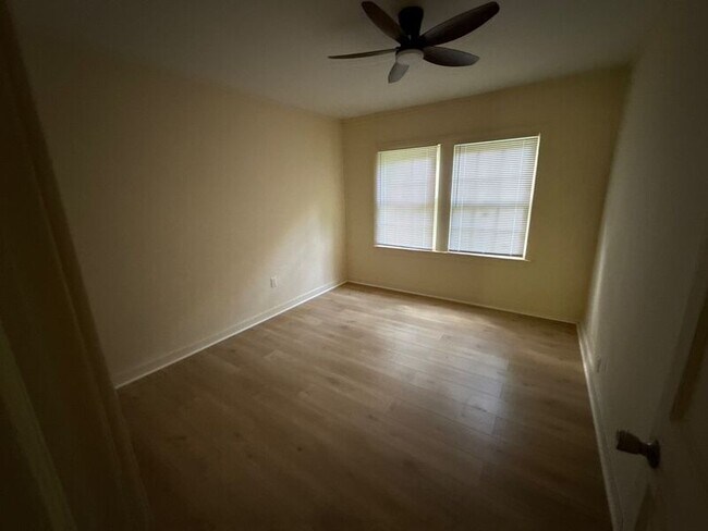 Photo - 211 W Santa Clair St