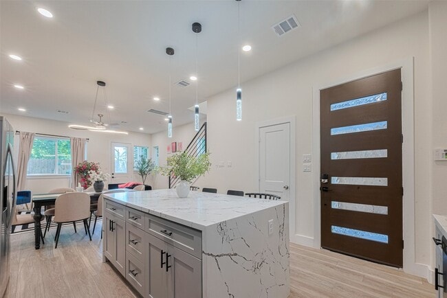 Photo - 2909 Nagle St