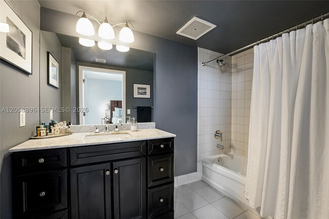 Building Photo - 900 SW 8th St Unit 1609