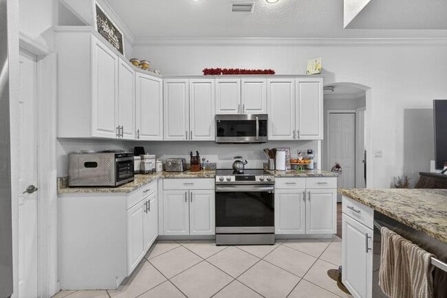 Building Photo - 146 Fernwood Crescent