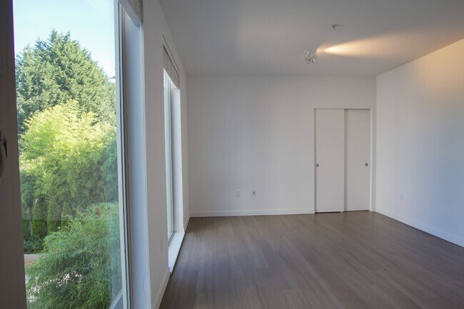 Photo - Heart of Sellwood: Fabulous Modern Studio Ready Mid-April! Unidad 210