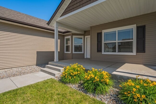 Photo - 3 bed 2 bath Crown Pointe Neighborhood wit...