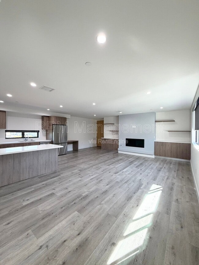 Building Photo - 5923 Laurel Canyon Blvd Unit 400