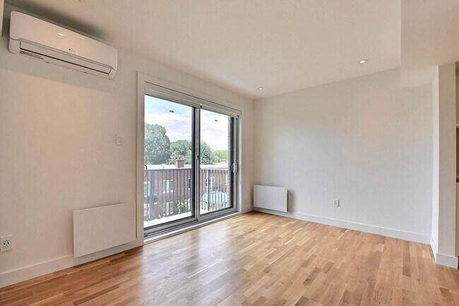 Building Photo - 3195 Av. Van Horne Unit 304