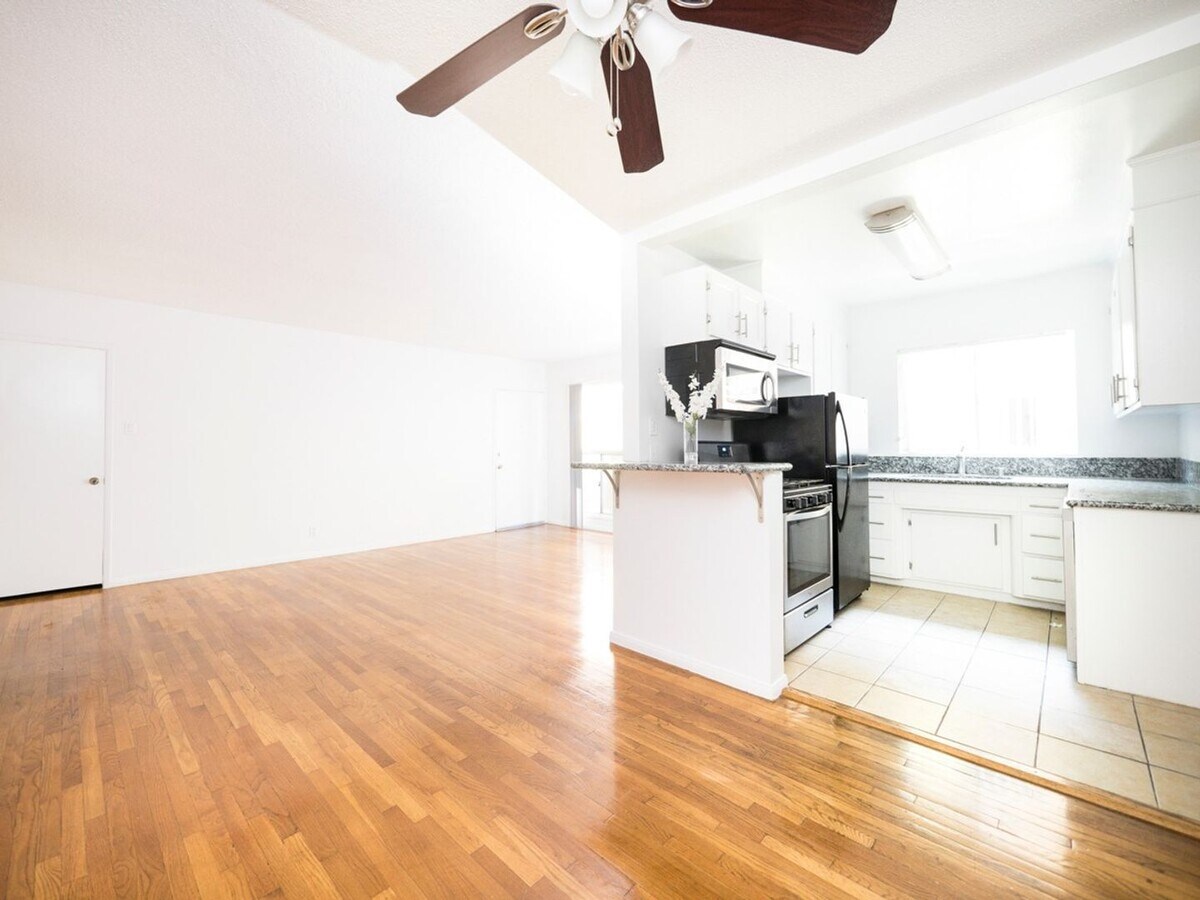 Photo - 7245-51 Willoughby Ave